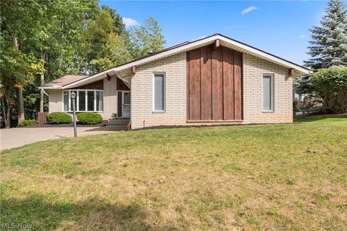 7653 Trenton Trl, Middleburg Heights, OH, 44130-6821 | Card Image