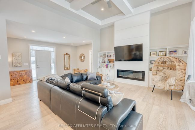 23 Tudor Cir, House other with 3 bedrooms, 3 bathrooms and 6 parking in Lombardy ON | Image 9