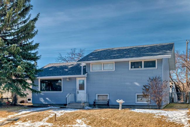 4719 Greenview Drive Ne, Home with 3 bedrooms, 2 bathrooms and 3 parking in Calgary AB | Image 2