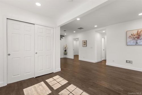 184 Dallas St, Lindenhurst, NY, 11757-5314 | Card Image