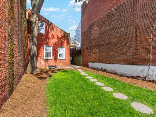 1919 S 11th St, Saint Louis, MO, 63104-3915 | Card Image