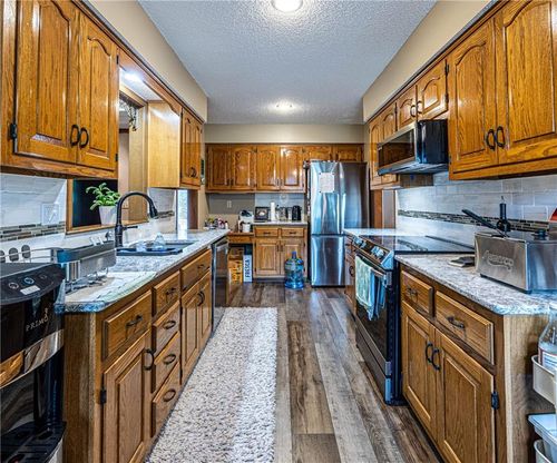 1804 Nicklaus Dr, Clinton, MO, 64735-9065 | Card Image