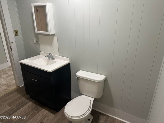 Vanity/Toilet | Image 14