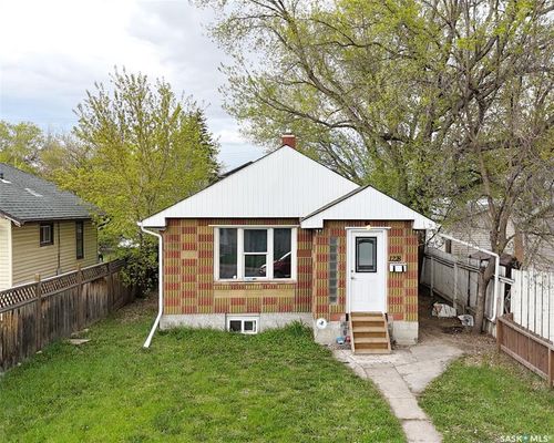 1228 1st Ave N, Saskatoon, SK, S7K1Y6 | Card Image