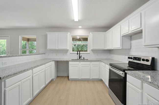 9814 Shawnee Blf, House other with 4 bedrooms, 2 bathrooms and null parking in Converse TX | Image 12