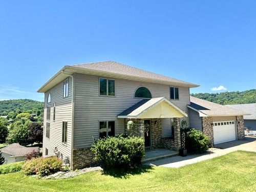203 Eagle Bluff Road, La Crescent, MN, 55947 | Card Image