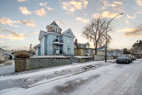 387 5 St Se, Medicine Hat, AB, T1A0M7 | Card Image