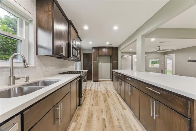 2804 Neches River Dr, House other with 3 bedrooms, 2 bathrooms and 2 parking in Pearland TX | Image 6