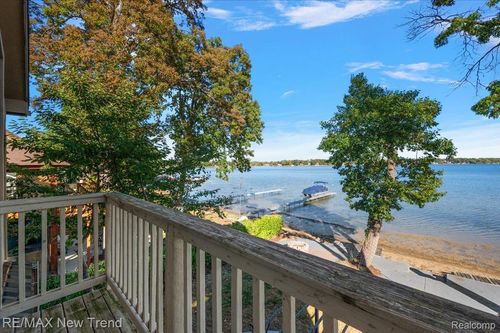 727 Mcdougal Dr, Waterford, MI, 48327-3054 | Card Image