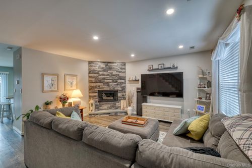 614 Crab Apple Ln, New Windsor, NY, 12553-6945 | Card Image