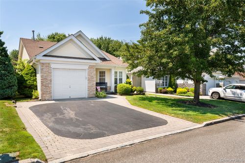 40 Perri Cir, Middle Island, NY, 11953-2659 | Card Image