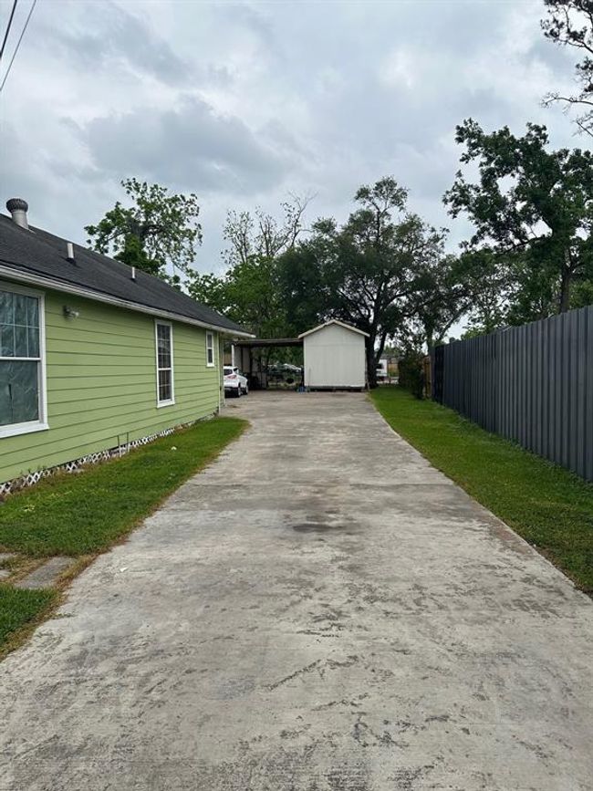 From driveway gate toward workshop and 2 car carport | Image 15