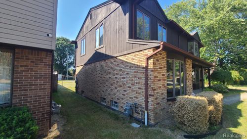 20688 Woodland St, Harper Woods, MI, 48225-2009 | Card Image