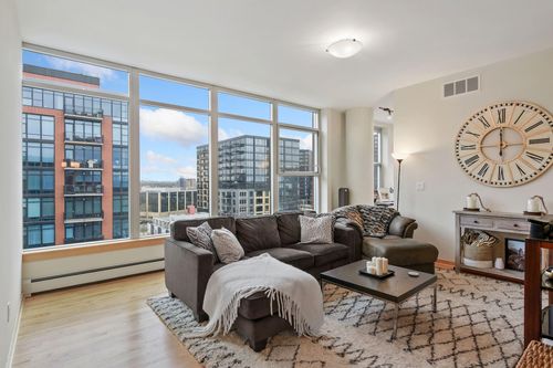 735-215 10th Ave S, Minneapolis, MN, 55415-2106 | Card Image