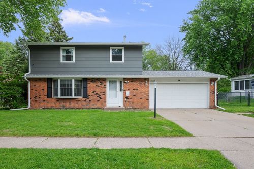 3129 Windsor Dr, Bettendorf, IA, 52722-2618 | Card Image