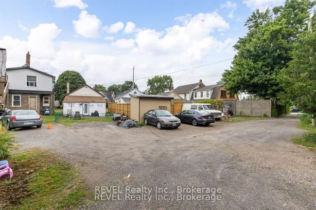 92 1/2 Welland Ave, Home with 3 bedrooms, 2 bathrooms and 2 parking in Saint Catharines ON | Image 9