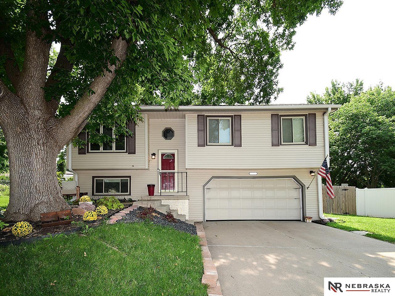 32nd Cir, Lincoln, NE 68516