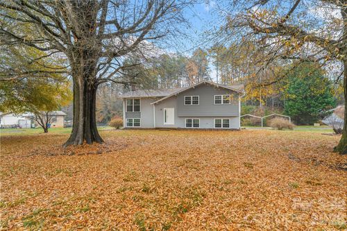 2210 24th Street Cir Ne, Hickory, NC, 28601-7922 | Card Image