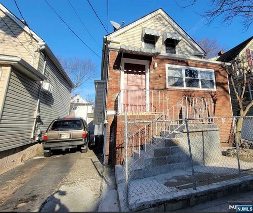 16 Whitmore Pl, Clifton, NJ, 07011-2012 | Card Image