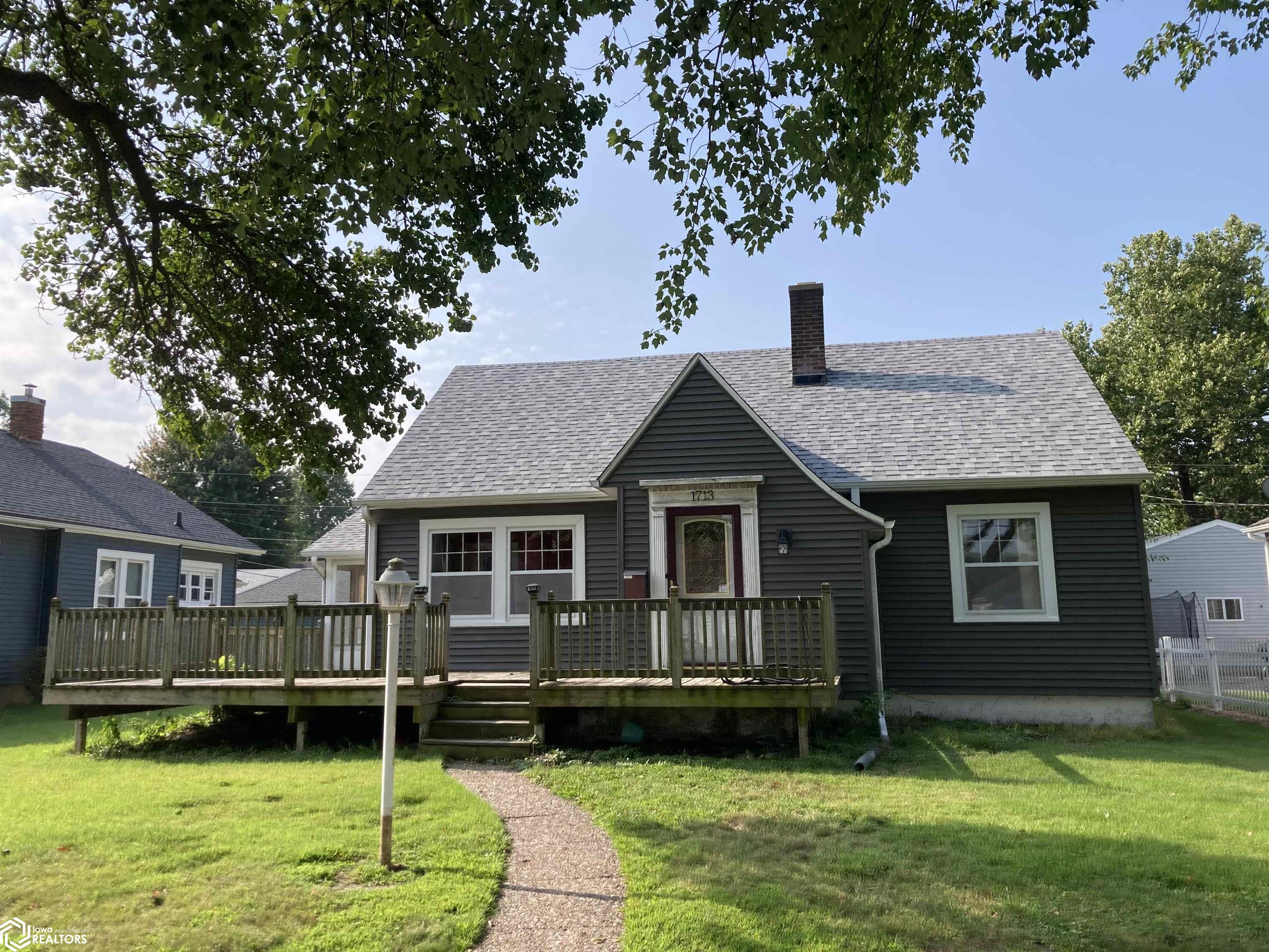Pine St, Burlington, IA 52601