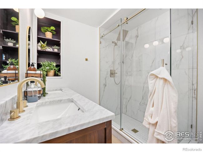 Primary Bathroom | Image 19