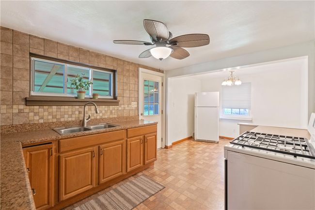 2034 Washington Blvd, House other with 3 bedrooms, 2 bathrooms and 2 parking in Glassport PA | Image 9