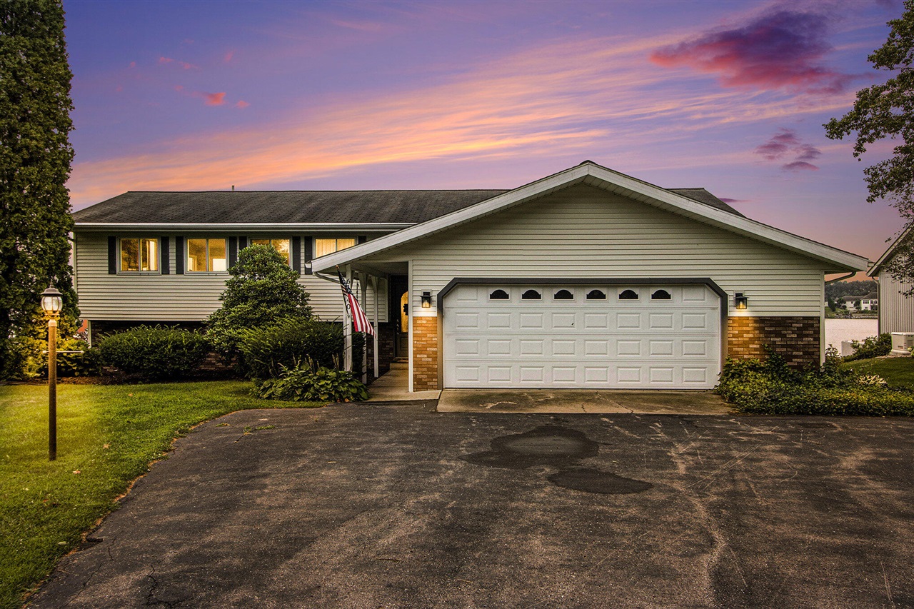 Bayshore Dr, Sturgis, MI 49091