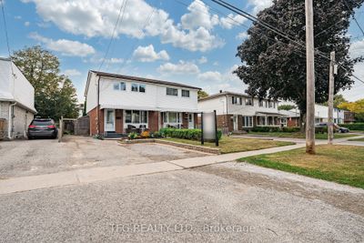 298 Waverly St S, Home with 3 bedrooms, 3 bathrooms and 4 parking in Oshawa ON | Image 2