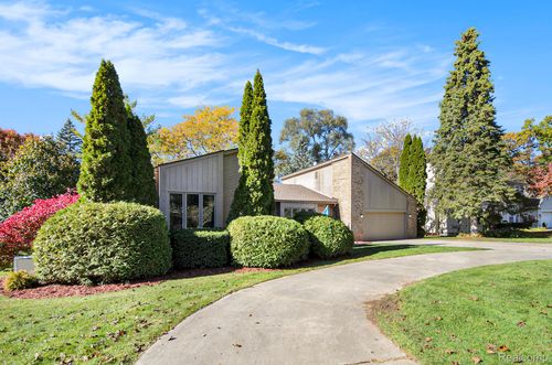 6429 Woodglen Dr, Clarkston, MI, 48346-2257 | Card Image