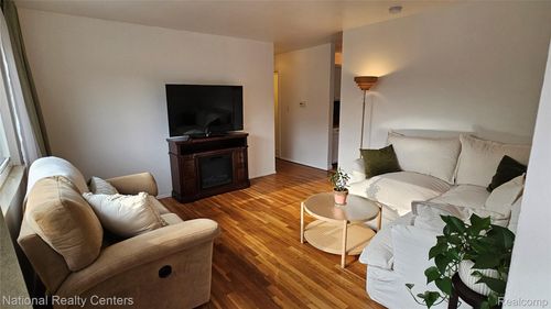 5248 Woodward St, Wayne, MI, 48184-2048 | Card Image