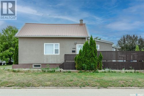 1103 4th Ave Ne, Moose Jaw, SK, S6H1J2 | Card Image