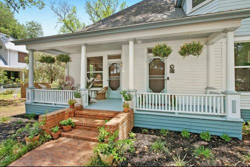 200 Garwood St, Smithville, TX, 78957-1904 | Card Image