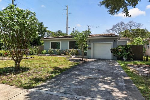 1390 Ne 129th St, North Miami, FL, 33161-4327 | Card Image