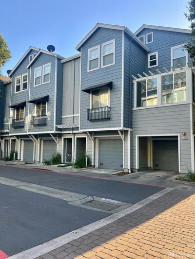 22885 Kingsford Way, Townhouse with 2 bedrooms, 2 bathrooms and 3 parking in Hayward CA | Image 1