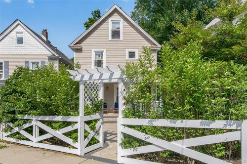 96 School St, Oyster Bay, NY, 11771-3015 | Card Image