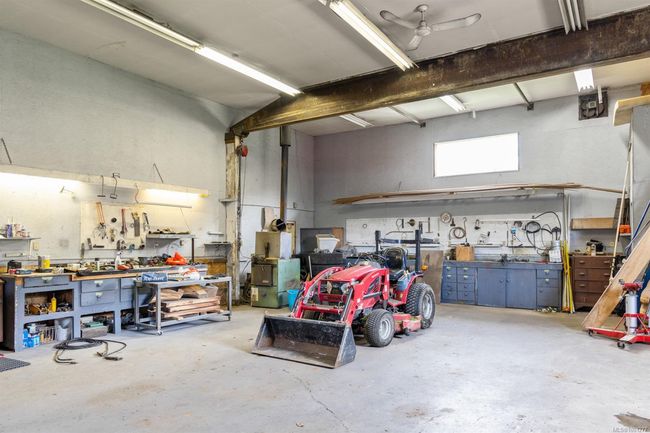 Garage with a workshop area | Image 39