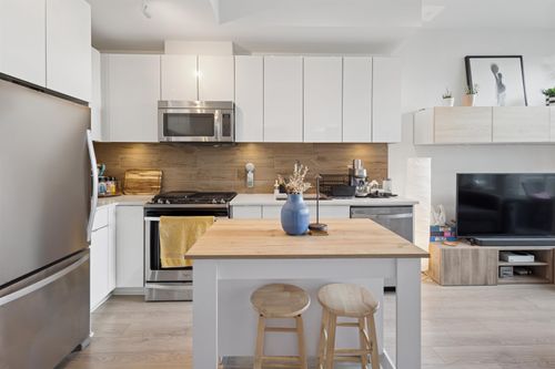 208-200 Nelson'S Cres, New Westminster, BC, V3L0H4 | Card Image