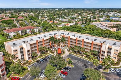 210 - 7775 Yardley Dr, Condo with 2 bedrooms, 2 bathrooms and null parking in Fort Lauderdale FL | Image 2