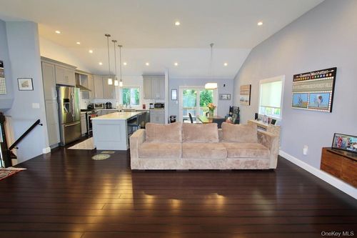 83 Executive Dr, Manhasset Hills, NY, 11040-1015 | Card Image