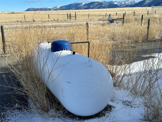 Rented propane tank for heaters in hangar | Image 8