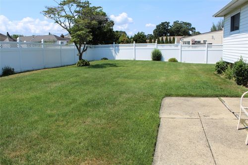 6 Winter Ln, Amityville, NY, 11701-1627 | Card Image