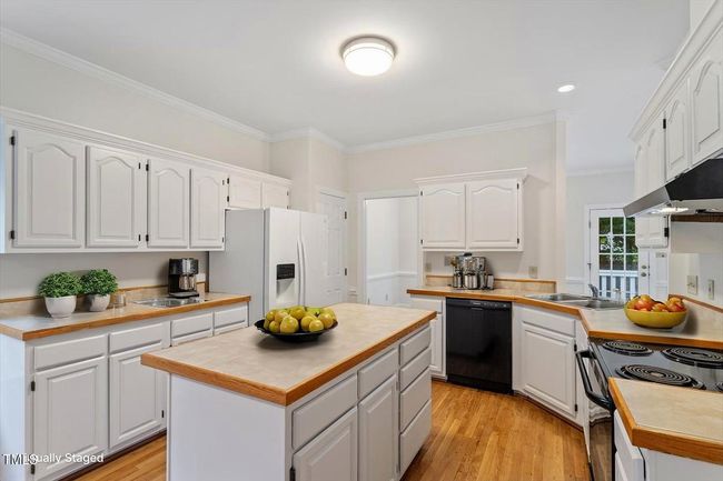 21-5-Wembley-Ct-2056570_21 - Kitchen - S | Image 8