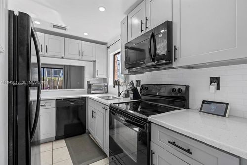 8009 Nw 29th St, Sunrise, FL, 33322-2427 | Card Image