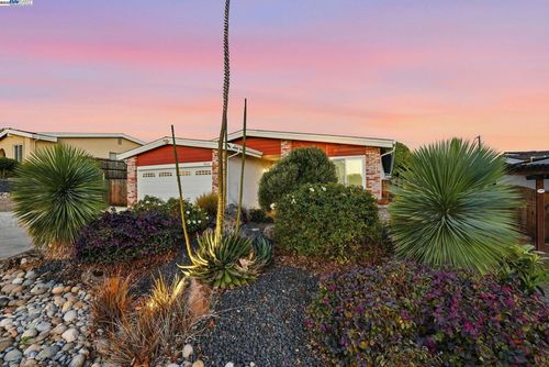 18660 E Cavendish Dr, Castro Valley, CA, 94552-1719 | Card Image