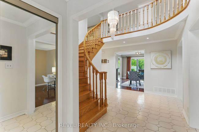 1076 Roxborough Dr, House other with 4 bedrooms, 3 bathrooms and 2 parking in Oakville ON | Image 4