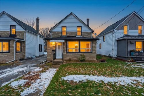 20 York St, Welland, ON, L3B4A6 | Card Image