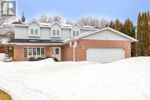 27 Plummer Crt, Sault Ste. Marie, ON, P6B6E4 | Card Image