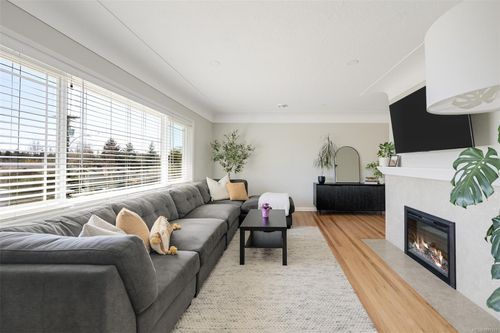 1098 Willow St, Victoria, BC, V8X3J9 | Card Image