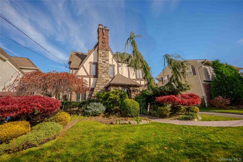 99 Durland Rd, Lynbrook, NY, 11563-4271 | Card Image