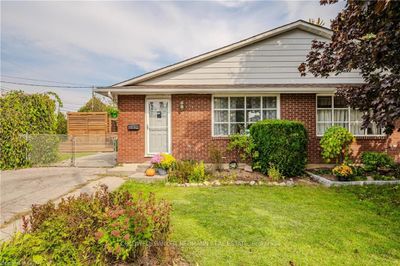 39 Inverness Dr, House attached with 3 bedrooms, 2 bathrooms and 4 parking in Guelph ON | Image 2